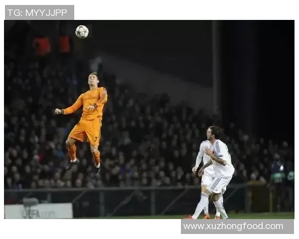 男足球明星展现完美肌肉身材的魅力瞬间与健身秘籍分享